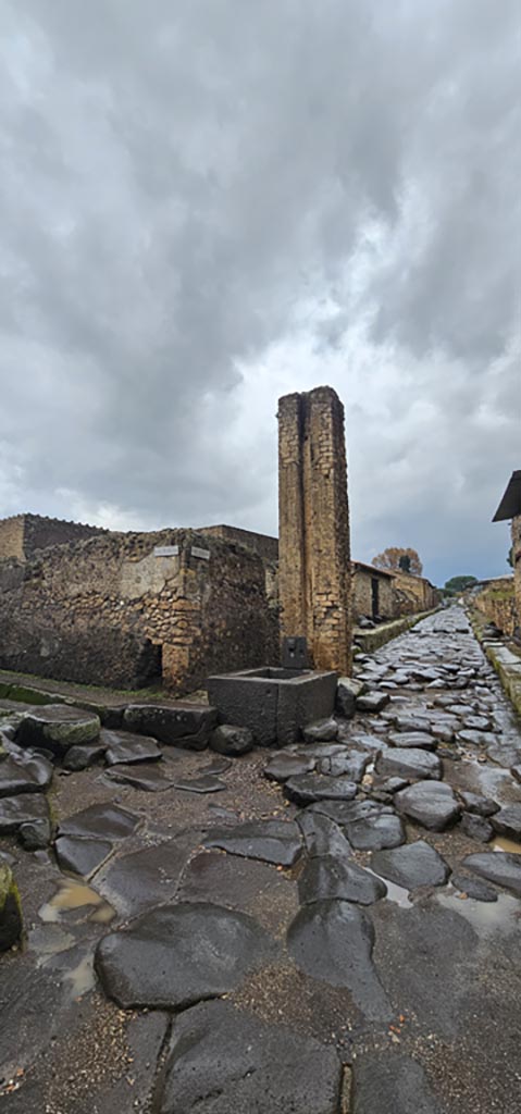 Fountain and water column between VI.16.3 and VI.16.4.
December 2023.
Looking north on Via del Vesuvio. Photo courtesy of Miriam Colomer.
