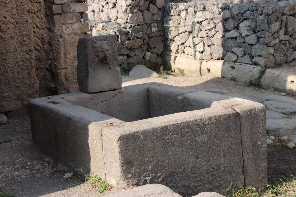 Fountain outside VI.16.3 on west side of Via del Vesuvio. September 2017. Photo courtesy of Klaus Heese.