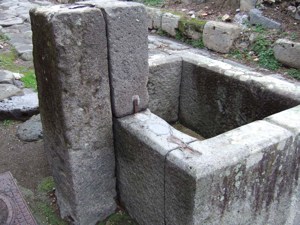 Fountain at VI.16.19. December 2005. Looking north-east from rear.