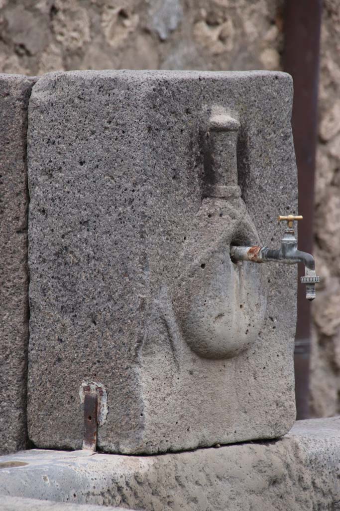 Fountain at VI.16.19. October 2020. Looking towards detail of relief of flask with straps.
Photo courtesy of Klaus Heese.