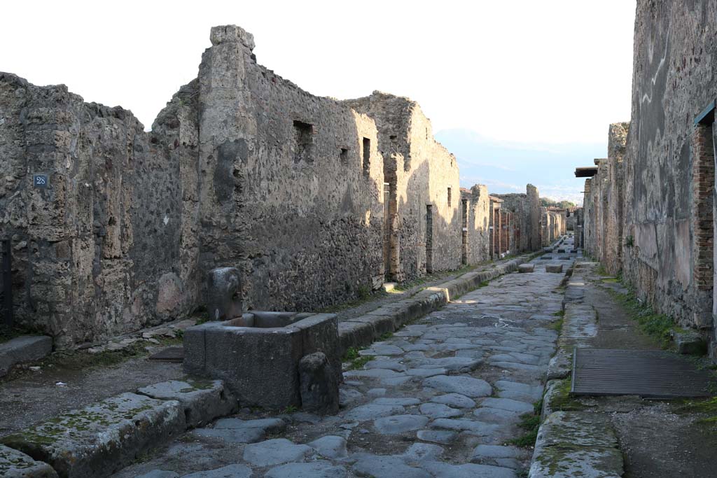 Fountain outside VI.16.28 on Vicolo dei Vettii. December 2018.
Looking south to fountain outside VI.16.28, on left. Photo courtesy of Aude Durand.