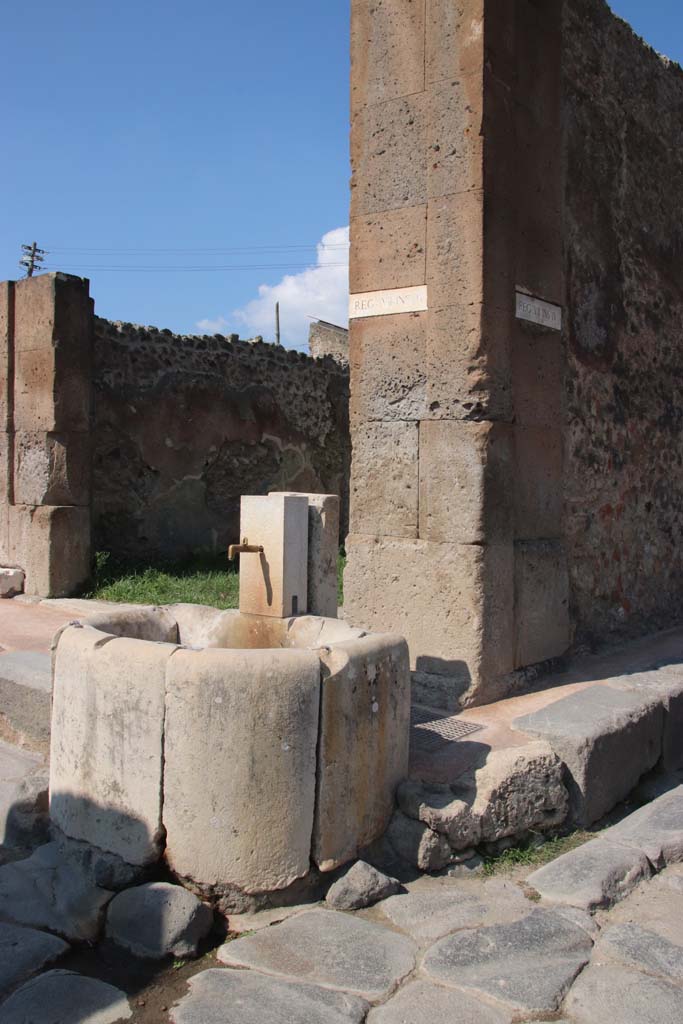 Fountain with semi-circular basin outside VII.4.32 on north side of Via degli Augustali.
Vicolo Storto is seen on the right. September 2017. Photo courtesy of Klaus Heese.