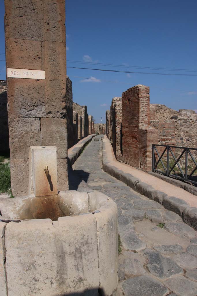 Fountain outside VII.4.32 on Via degli Augustali. September 2017.
Looking north along Vicolo Storto from junction with Via degli Augustali. Photo courtesy of Klaus Heese.