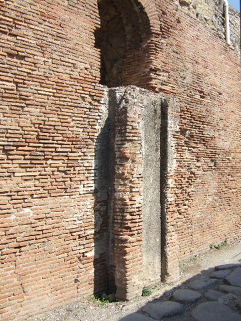 VII.5.8 Pompeii. Side wall. Remains of water tower with lead basin in niche.