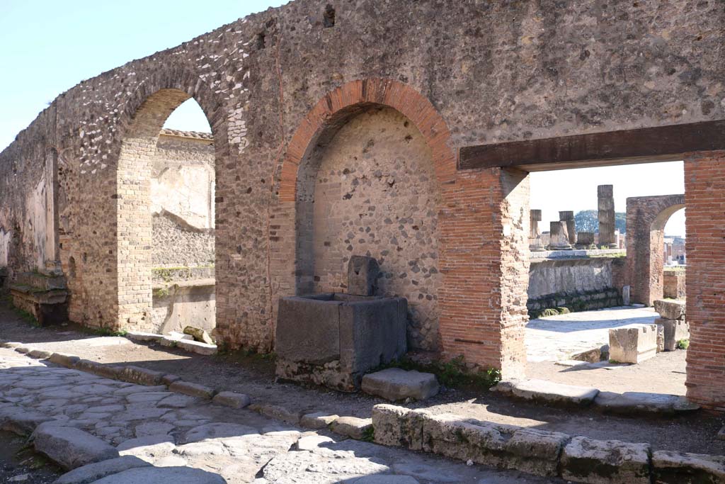Fountain next to VII.7.26 on outside north wall of VII.8 Forum. December 2018.
Looking south to fountain between Forum entrances, on Vicolo dei Soprastanti. Photo courtesy of Aude Durand.