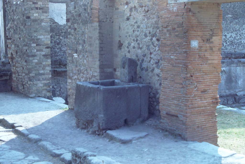 VII.8. Pompeii. August 1976. Fountain outside north wall of Forum, with entrance doorway VII.7.26, on right.
Photo courtesy of Rick Bauer, from Dr George Fay’s slides collection.