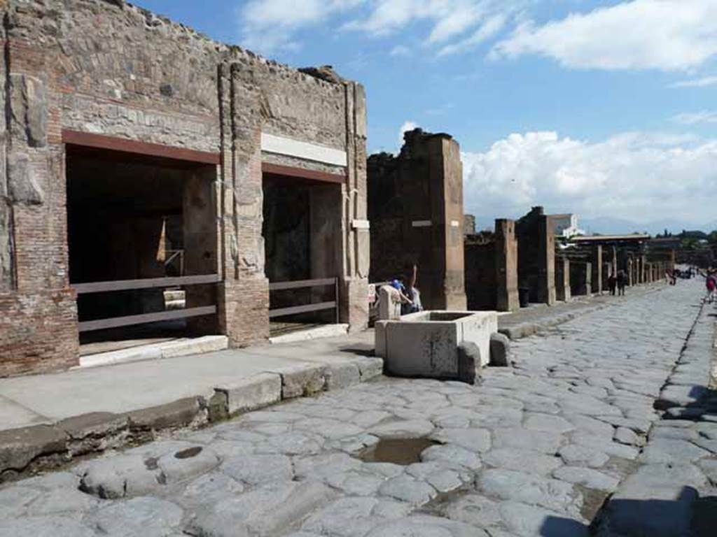 Fountain of Fortuna or Abbondanza outside VII.9.67 and VII.9.68. May 2010.
Via dell’Abbondanza, north side. Looking east to VII.9.68/67, junction to Vicolo di Eumachia, and insula VII.13.
