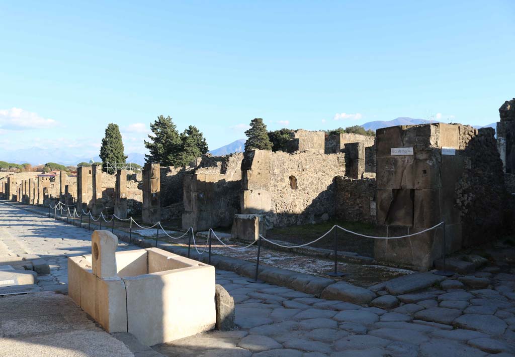 Fountain outside VII.9.67. Via dell’Abbondanza, south side, Pompeii. December 2018.
Looking south-east along Insula VIII.5, with VIII.5.1, on right. Photo courtesy of Aude Durand.