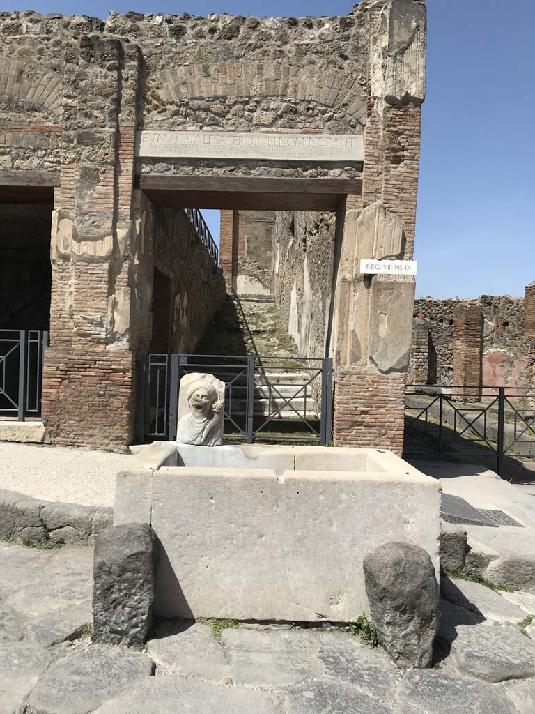 Fountain outside VII.9.67 and VII.9.68. April 2019. Relief of head of Fortuna (Abbondanza) with cornucopia.
The fountain is without its tap. Photo courtesy of Rick Bauer.