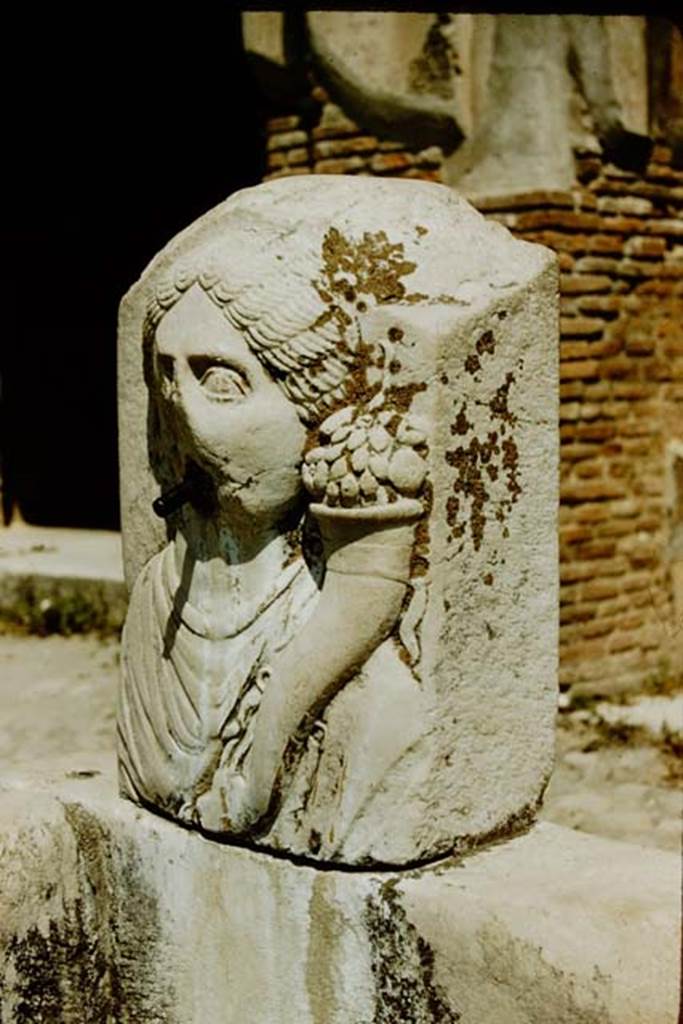 VII.9.67/68 Pompeii. 1957. Fountain with head of Fortuna with cornucopia. Photo by Stanley A. Jashemski.
Source: The Wilhelmina and Stanley A. Jashemski archive in the University of Maryland Library, Special Collections (See collection page) and made available under the Creative Commons Attribution-Non Commercial License v.4. See Licence and use details.
J57f0152