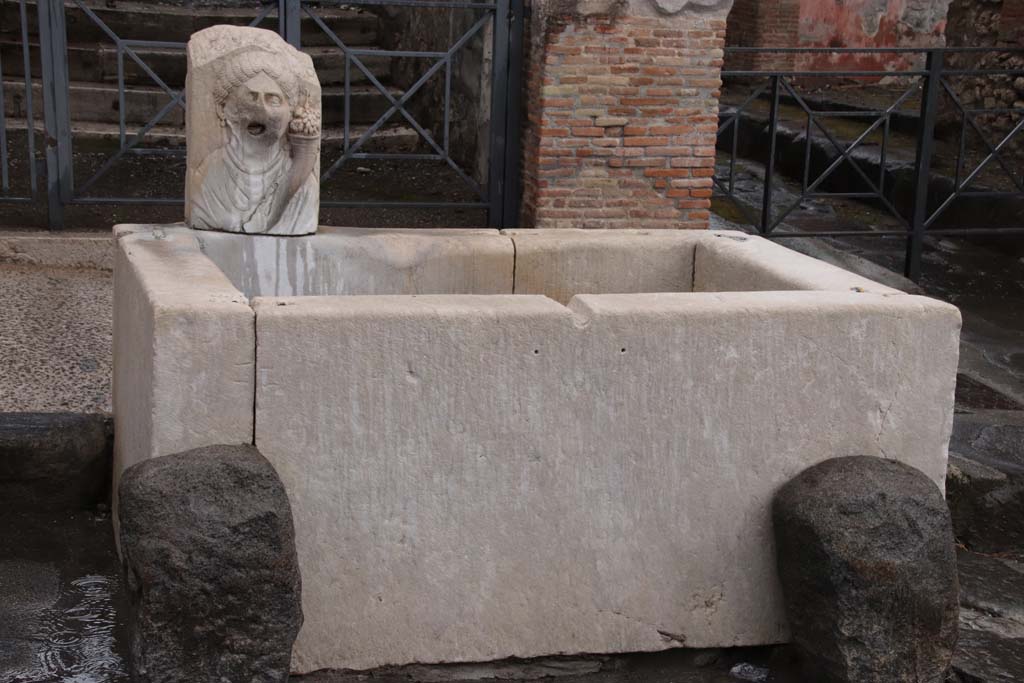 VII.9.67/68 Pompeii. October 2020. Looking north towards fountain with head of Fortuna with cornucopia, on north side of Via dell’Abbondanza.
Photo courtesy of Klaus Heese.
