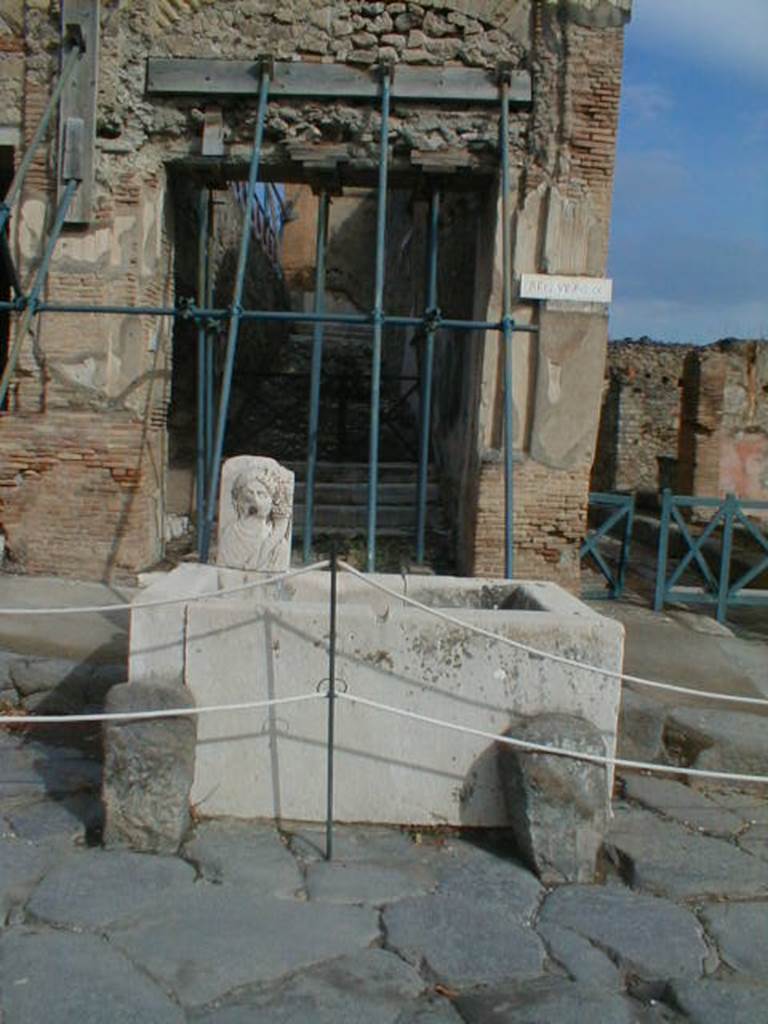 VII.9.67 Rear stairs from Eumachia’s building and fountain on Via dell’ Abbondanza. September 2005. Looking north.