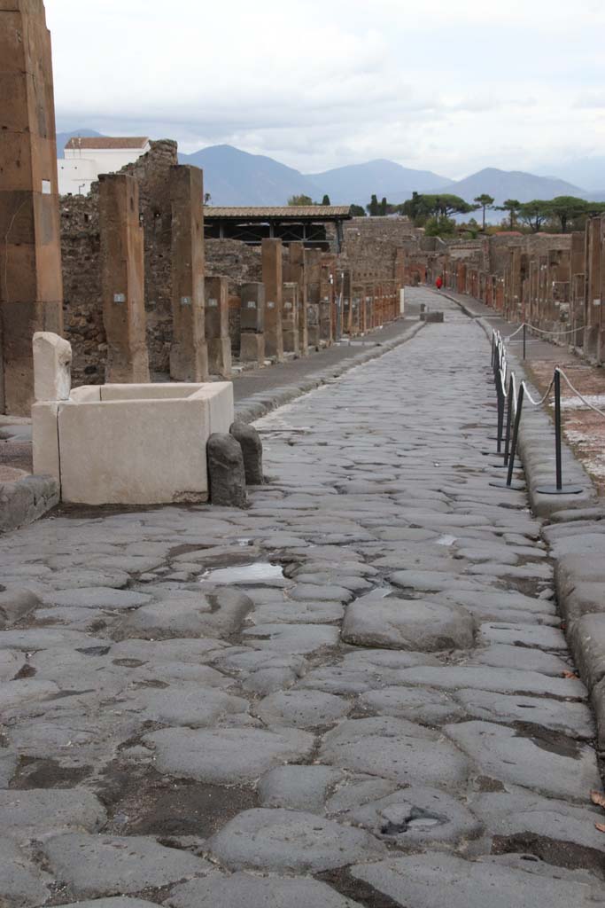 Fountain outside VII.9.67. Via dell’Abbondanza. October 2020.
Looking east from between VII.9 and VIII.5, in the year of the pandemic. Photo courtesy of Klaus Heese.