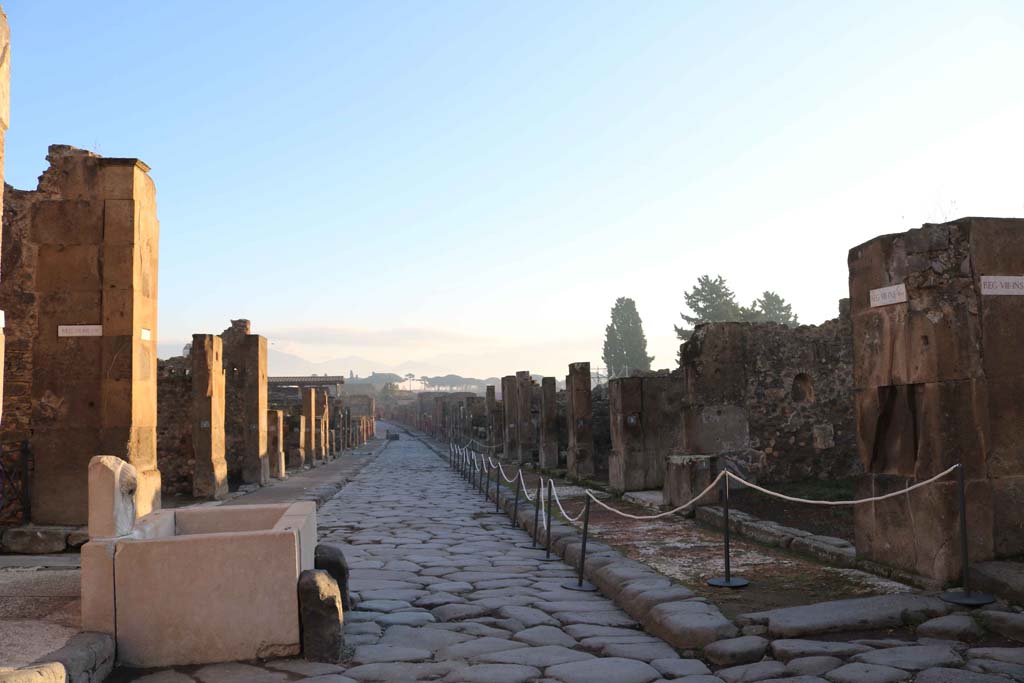 Fountain outside VII.9.67. Via dell’Abbondanza, Pompeii. December 2018.
Looking east between VII.13, on left behind fountain, and VIII.5, on right. Photo courtesy of Aude Durand.