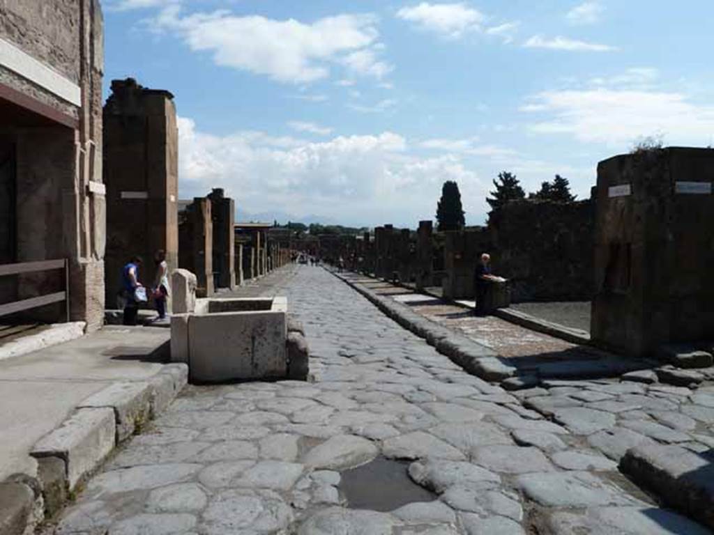Fountain outside VII.9.67. Via dell’Abbondanza. May 2010. Looking east between VII.9 and VIII.5, from near VII.9.68, on left.