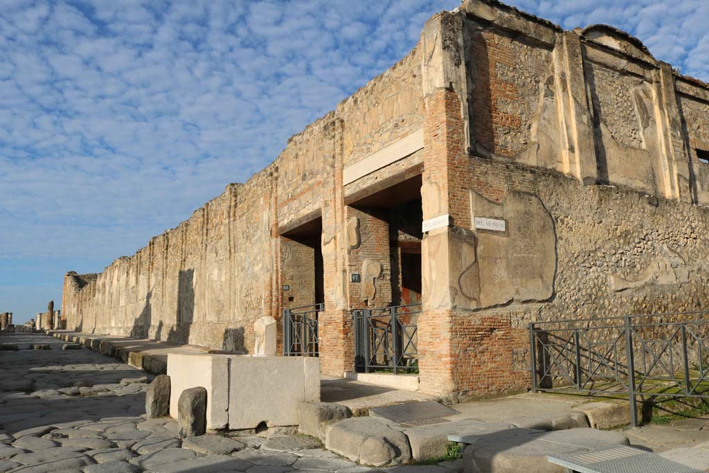 Fountain outside VII.9.67. Via dell’Abbondanza, north side, Pompeii. December 2018.
Looking north-west towards fountain and south side of Eumachia’s Building. Photo courtesy of Aude Durand.