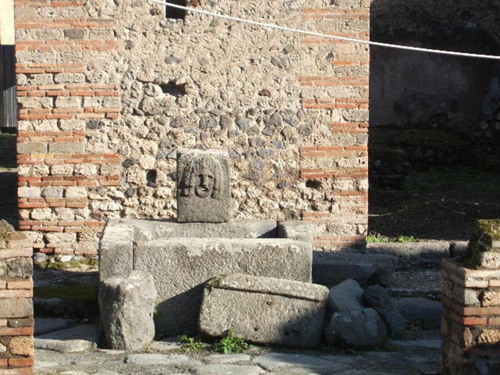 Fountain on Vicolo della Maschera. December 2004. VII.11.5 on right.