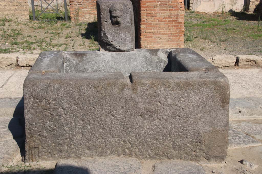 Looking north to fountain outside VII.14.13 and VII.14.14 on north side of Via dell’Abbondanza. September 2017.
Photo courtesy of Klaus Heese.