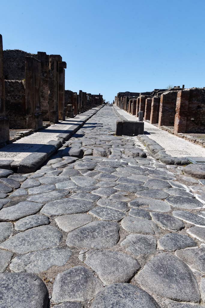 Fountain outside VII.14.13 and VII.14.14 on Via dell’Abbondanza. April 2021.
Looking west between VIII.5, on left, and VII.14, on right.
Photo courtesy of Nicolas Monteix and Sandra Zanella.