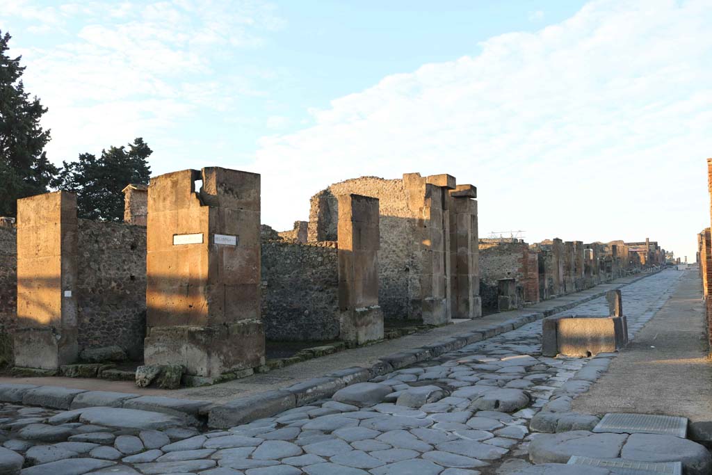 Fountain outside VII.14.13 and VII.14.14 on Via dell’Abbondanza, Pompeii, south side. December 2018.
Looking west from junction with Via dei Teatri, on left, and VIII.5.31 and VIII.5.30 on corner. Photo courtesy of Aude Durand.