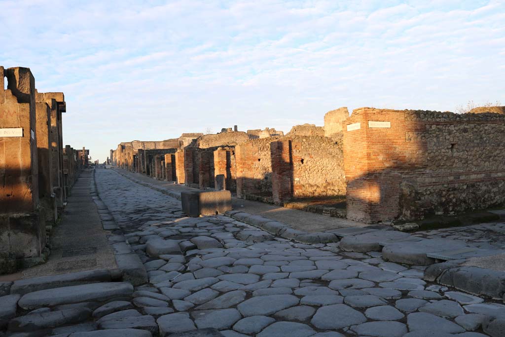 Fountain outside VII.14.13 and VII.14.14 on Via dell’Abbondanza, Pompeii. December 2018. Looking west between VIII.5, on left, and VII.14, on right.
From junction with Via dei Teatri, on extreme left, and Vicolo del Lupanare, on extreme right. Photo courtesy of Aude Durand.