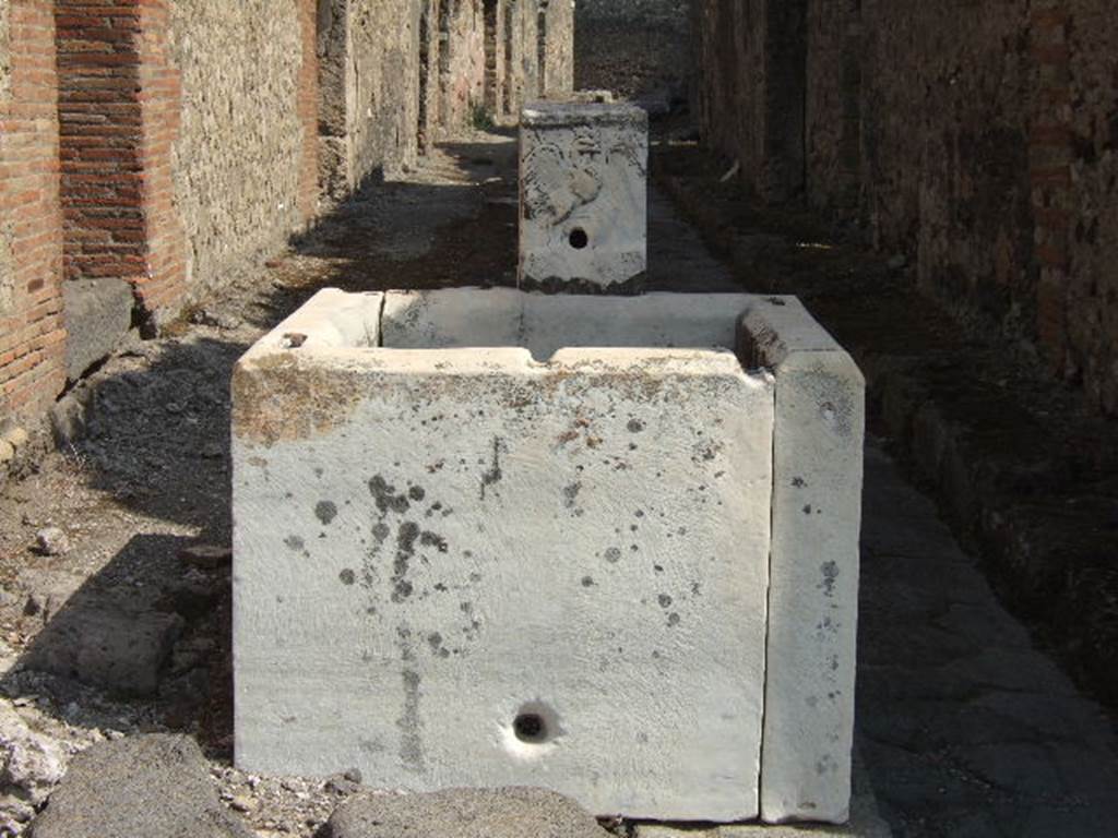 VII.15.1 Pompeii. September 2005. Marble fountain in Vicolo del Gallo. Note: this fountain is in the centre of the vicolo.