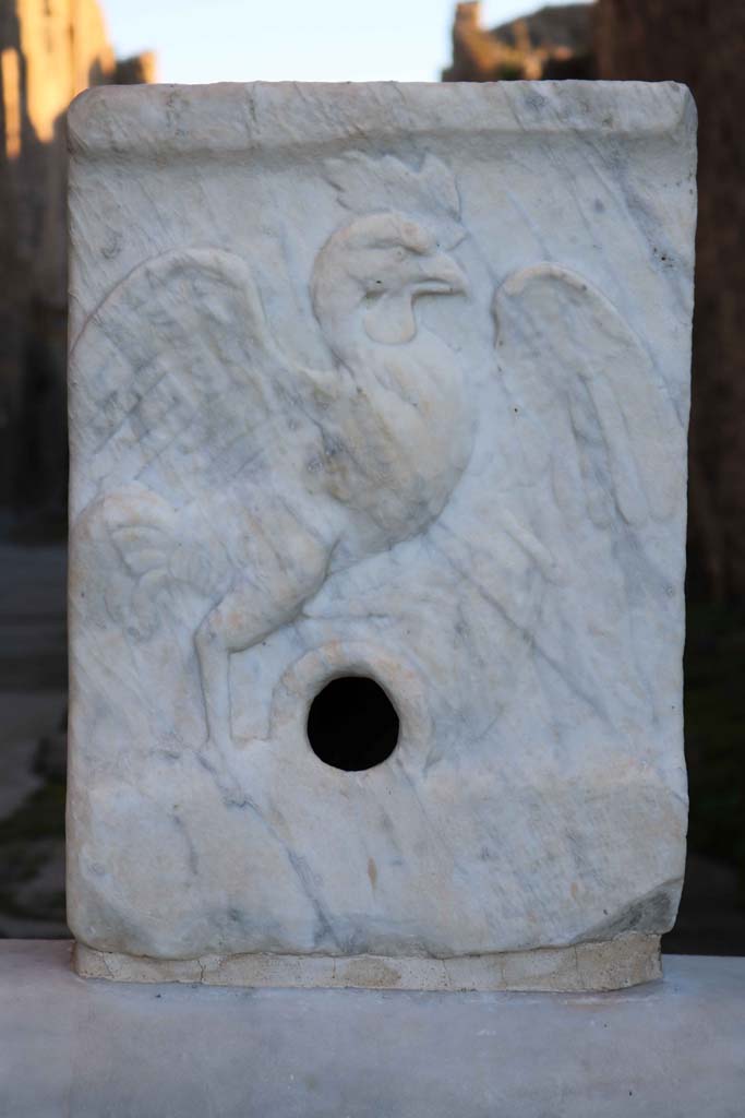 VII.15.1, Pompeii. December 2018.
Fountain in Vicolo del Gallo showing relief of the Gallo (Cockerel). Photo courtesy of Aude Durand.