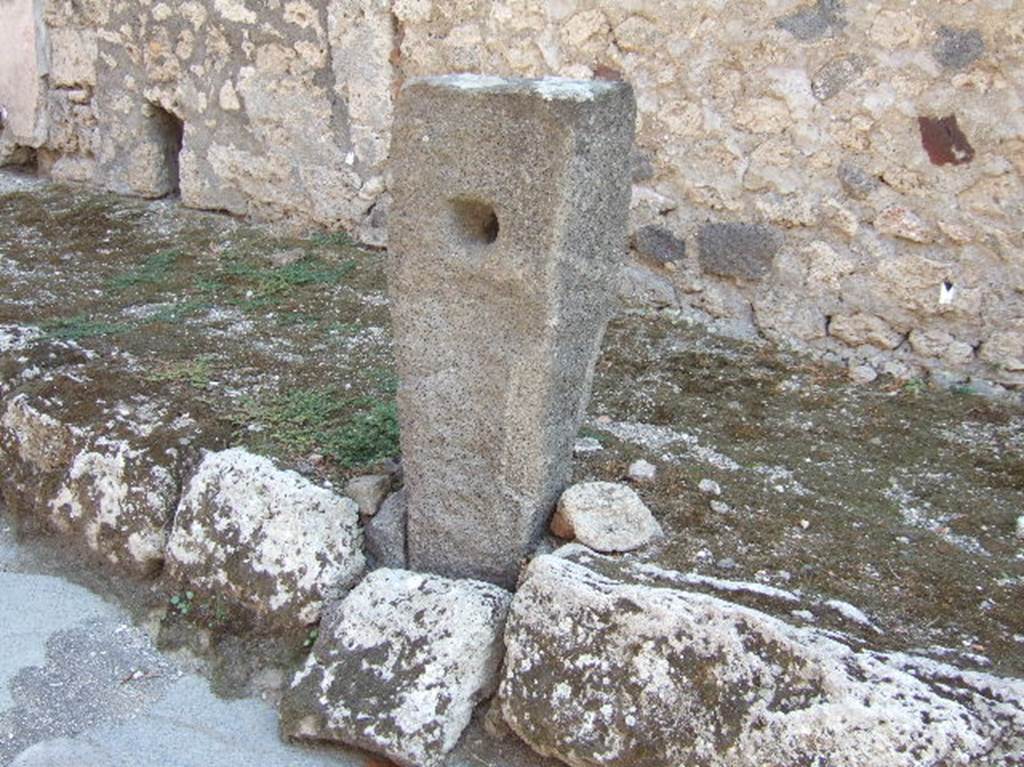 Fountain between VII.15.12 and VII.15.13. September 2005. Looking south.
Nach Eschebach: Stark ausgewaschen Löwenprotome?
According to Eschebach: Heavily eroded lion head relief?
See Eschebach, H., 1983. Pompeii, Herculaneum, Stabiae; Bollettino dell’Associazione Internazionale Amici di Pompei 1, p. 14, Kat.Nr. 30, fig. 24.