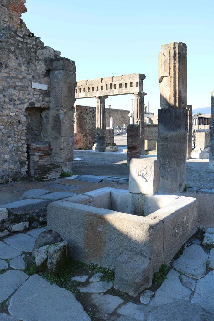 Outside VIII.2.11, Pompeii. December 2018.
Fountain and street altar in Via delle Scuole on south side of Forum. Photo courtesy of Aude Durand.