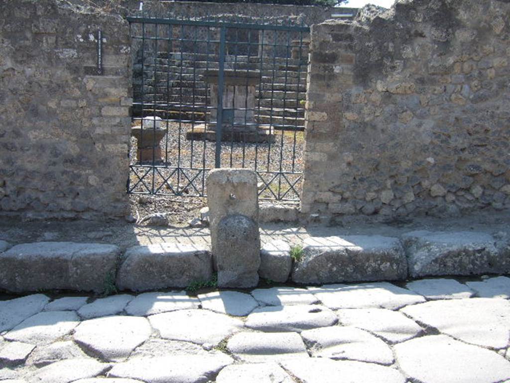 VIII.7.25, Pompeii. September 2005. Fountain outside entrance on Via Stabia. According to Eschebach, this may have had a relief of a patera or plate, on the pilaster.