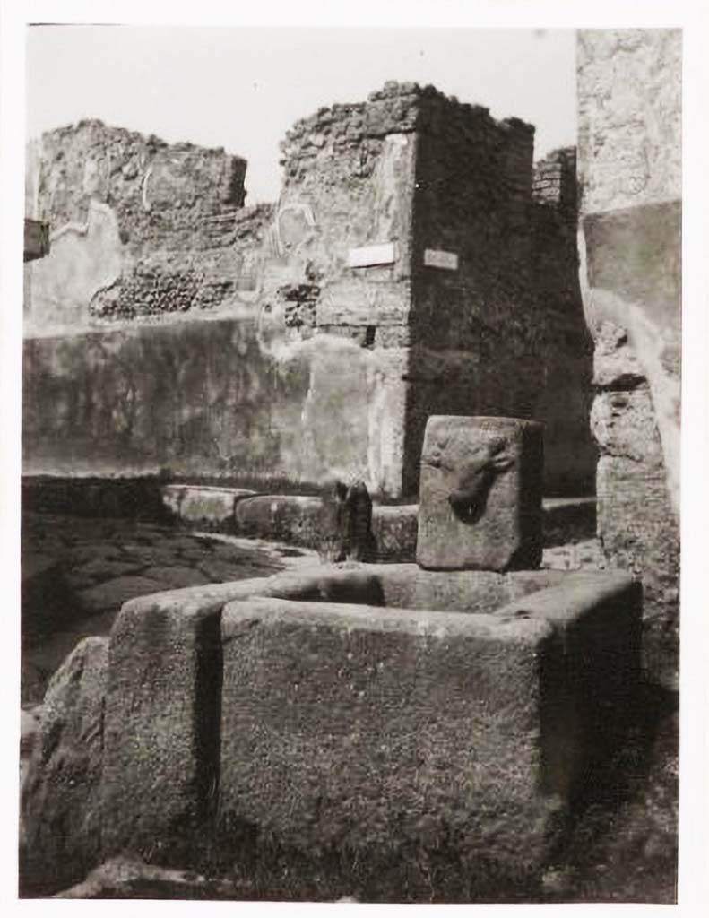 Fountain on Vicolo di Tesmo outside IX.7.17. Pre-1943.
Looking north towards junction with Vicolo di Balbo. Photo by Tatiana Warscher.
See Warscher, T. Codex Topographicus Pompeianus, IX.1. (1943), Swedish Institute, Rome. (no.164).