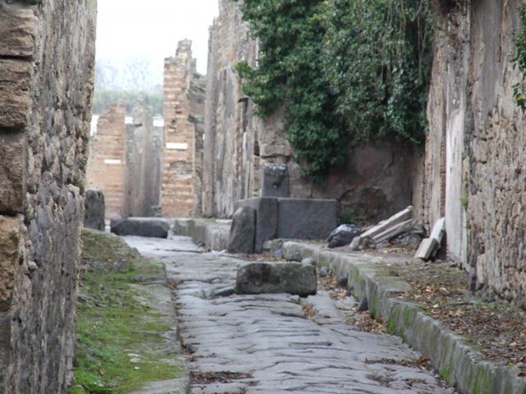 Pompeii. Fountain on Vicolo di Tesmo outside IX.7.17. December 2006. Looking north.