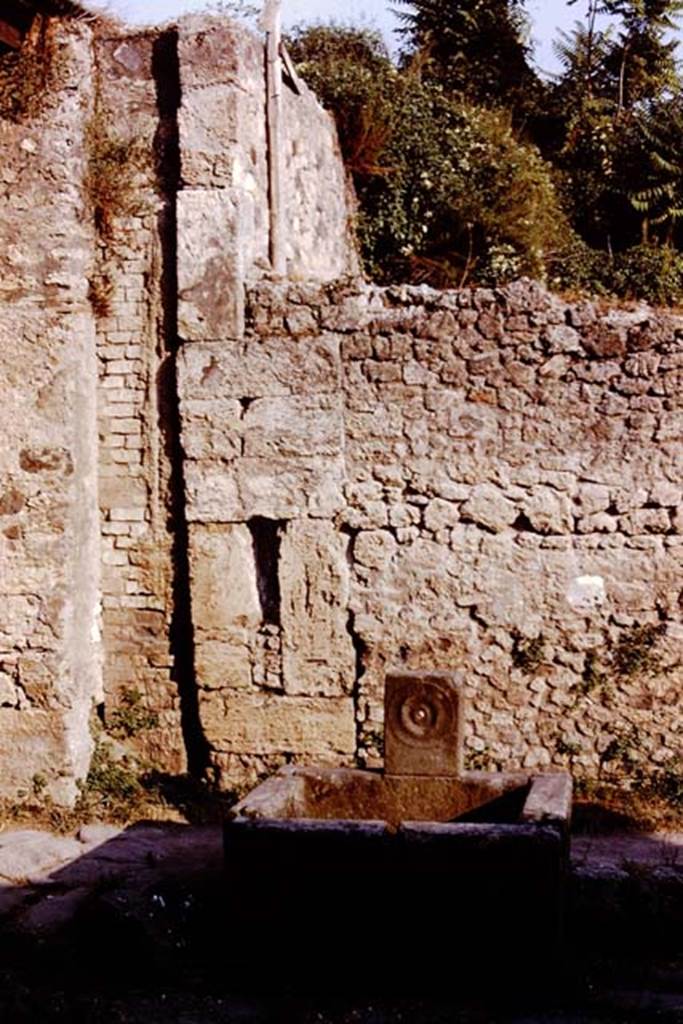 Fountain outside IX.10.2, Pompeii, 1980. Photo by Stanley A. Jashemski.
Source: The Wilhelmina and Stanley A. Jashemski archive in the University of Maryland Library, Special Collections (See collection page) and made available under the Creative Commons Attribution-Non Commercial License v.4. See Licence and use details. J80f0222