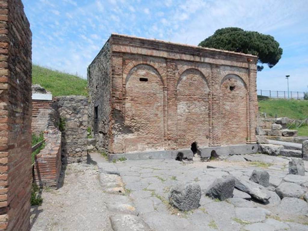 Castellum Aquae Pompeii. May 2015. Looking north from Vicolo dei Vettii.
Photo courtesy of Buzz Ferebee.