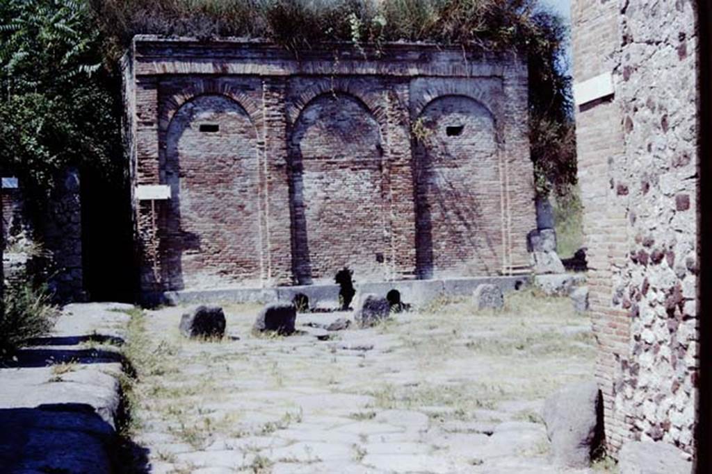 Castellum Aquae Pompeii. 1968. Looking north towards from Vicolo dei Vettii.
Photo by Stanley A. Jashemski.
Source: The Wilhelmina and Stanley A. Jashemski archive in the University of Maryland Library, Special Collections (See collection page) and made available under the Creative Commons Attribution-Non Commercial License v.4. See Licence and use details.
J68f1959