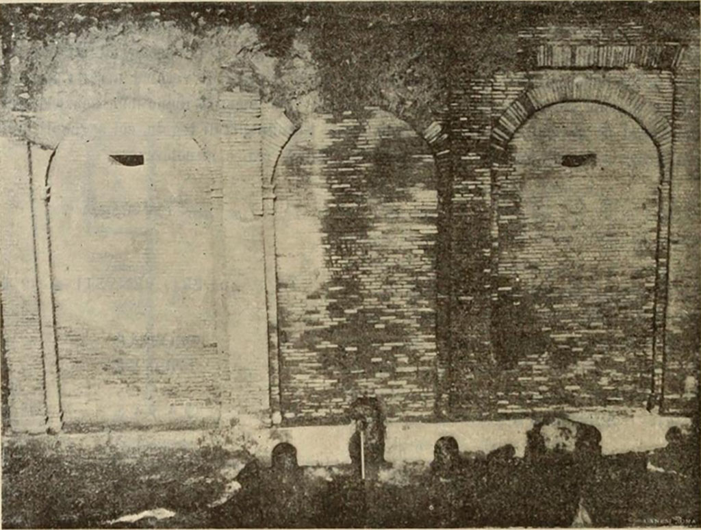 Castellum Aquae Pompeii. 1903 view of south side.
The south side is the most ornate with four pillars bounding three arches.
On each of the pillars is the outline of a capital carved protruding from the bricks.
The three water exit channels are in the centre at the bottom.
The two windows are narrow slits on the outside but widen out more on the inside.
See Notizie degli Scavi di Antichità, 1903, p. 26, fig. 1.