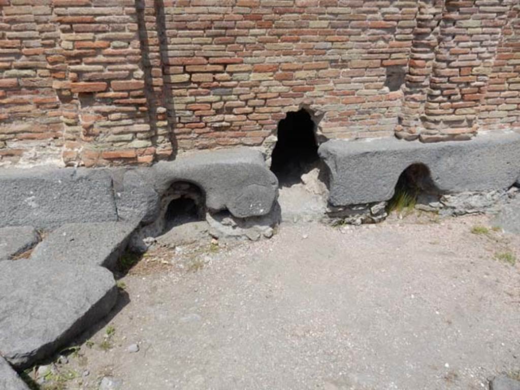 Castellum Aquae Pompeii. May 2015. Three outlets “h” for pipes from water tower.
Photo courtesy of Buzz Ferebee.