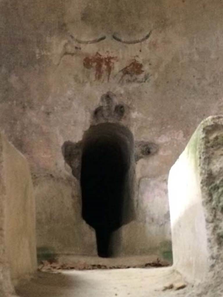 Castellum Aquae Pompeii. April 2015. Painted figures above inlet channel.
The water could be stopped by a sluice which was in front of the mouth of the channel. Traces of iron staples remain in the wall. See Notizie degli Scavi di Antichità, 1903, p. 27. Photo courtesy of Sharon M. Wolf.