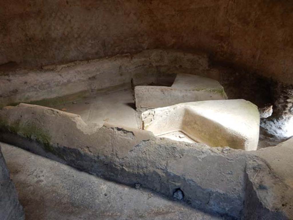 Castellum Aquae Pompeii. May 2015.
System for channelling the water into the three different pipes.
Photo courtesy of Buzz Ferebee.