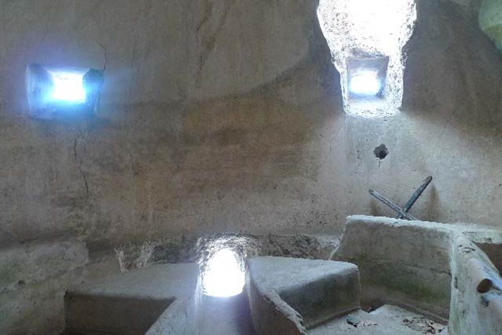 Castellum Aquae Pompeii. July 2010. Three channel water divider.
The two front windows above are wider on the inside than they are on the outside.