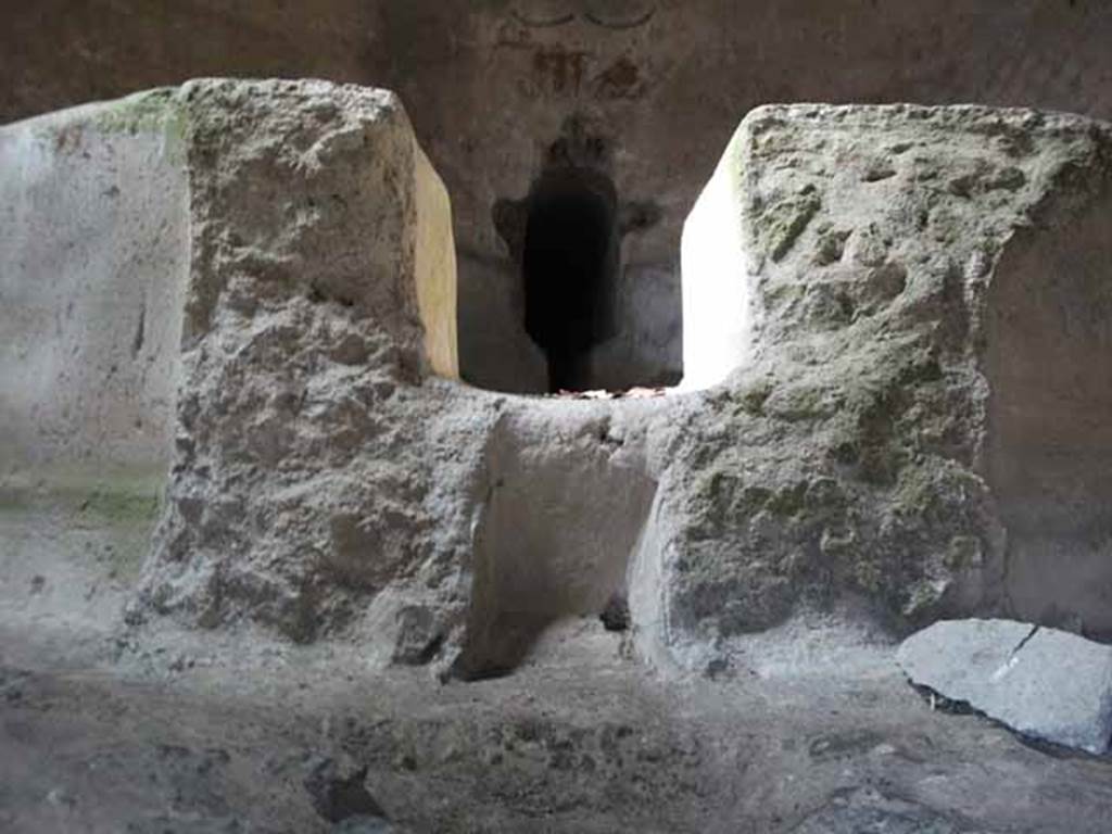 Castellum Aquae Pompeii. May 2010. View up the centre pipe outlet “h” from outside looking north.
The location of the missing dividing walls “c” can be seen in the foreground.
At the far end is the water inlet channel with painted figures above.