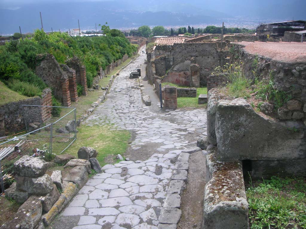 Vesuvian Gate, Pompeii. May 2010.
Looking from upper area towards south end of gate and Via di Vesuvio, with Castellum Aquae, on right. Photo courtesy of Ivo van der Graaff.