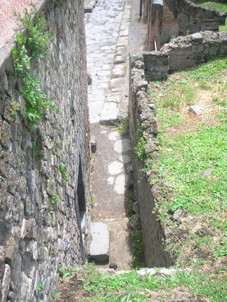 Castellum Aquae, Pompeii. May 2010.
Looking south along west side, from upper area of Vesuvian Gate towards north end of Vicolo dei Vettii.
Photo courtesy of Ivo van der Graaff.