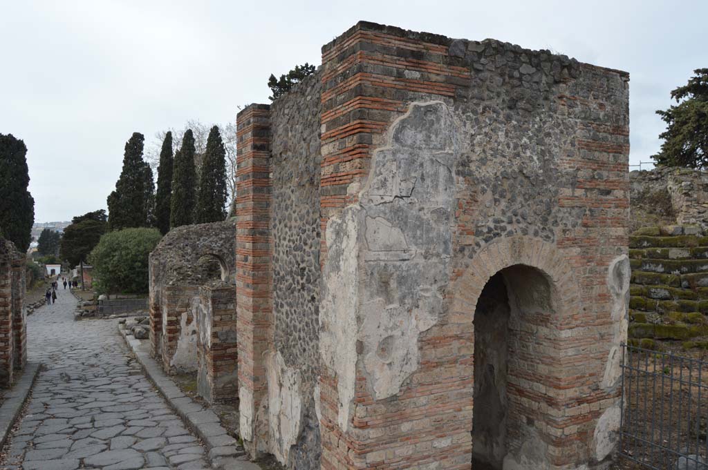 Porta Ercolano or Herculaneum Gate, Pompeii. March 2018. Looking north through gate towards Via dei Sepolcri, on left.
Foto Taylor Lauritsen, ERC Grant 681269 DÉCOR