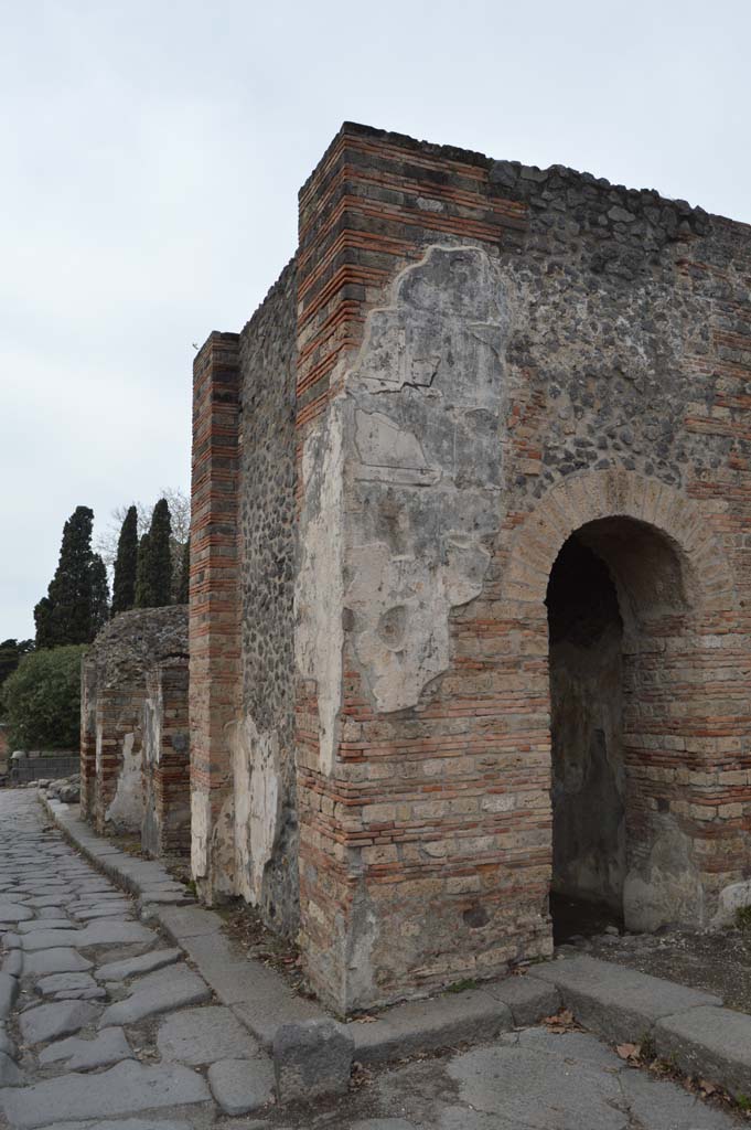 Porta Ercolano or Herculaneum Gate, Pompeii. March 2018.
Looking towards remaining stucco on east side.
Foto Taylor Lauritsen, ERC Grant 681269 DÉCOR