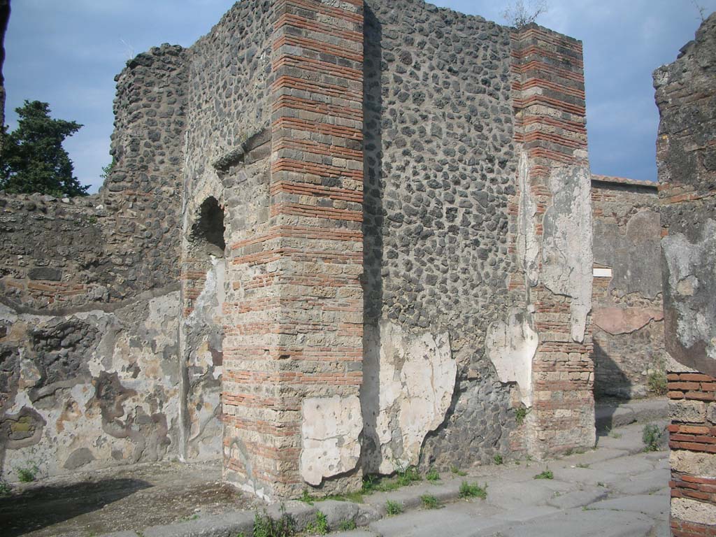 Porta Ercolano or Herculaneum Gate, Pompeii. May 2010.
Looking towards west wall of east side of gate from north end. Photo courtesy of Ivo van der Graaff.