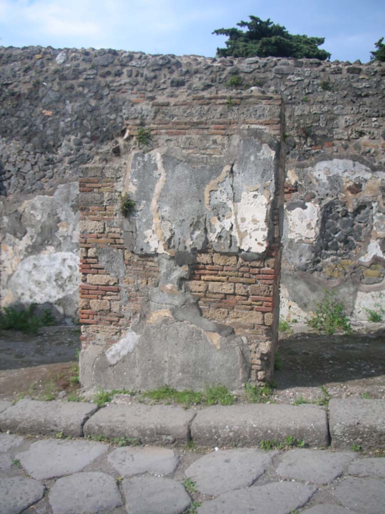 Porta Ercolano or Herculaneum Gate, Pompeii. May 2010.
Looking east towards central pilaster on east side of gate. Photo courtesy of Ivo van der Graaff.