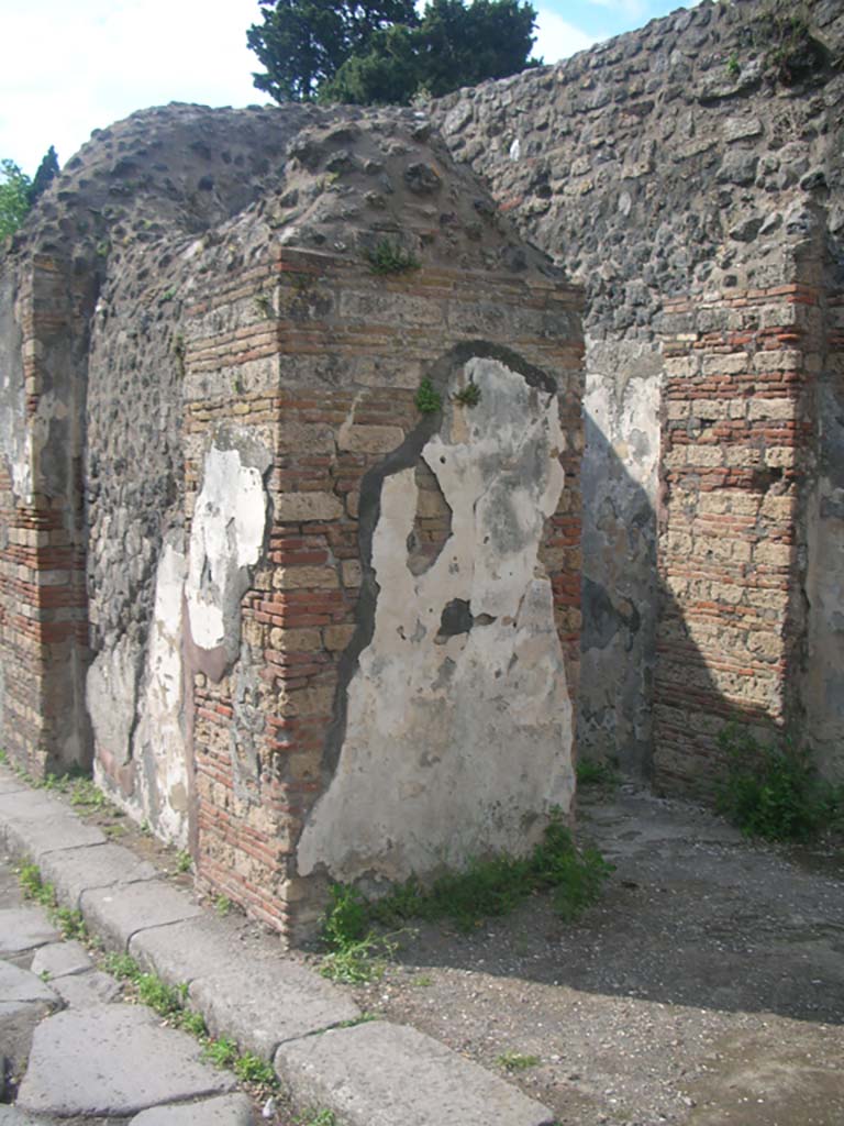 Porta Ercolano or Herculaneum Gate, Pompeii. May 2010.
Looking towards north end of east side of gate from near central pilaster. Photo courtesy of Ivo van der Graaff.
