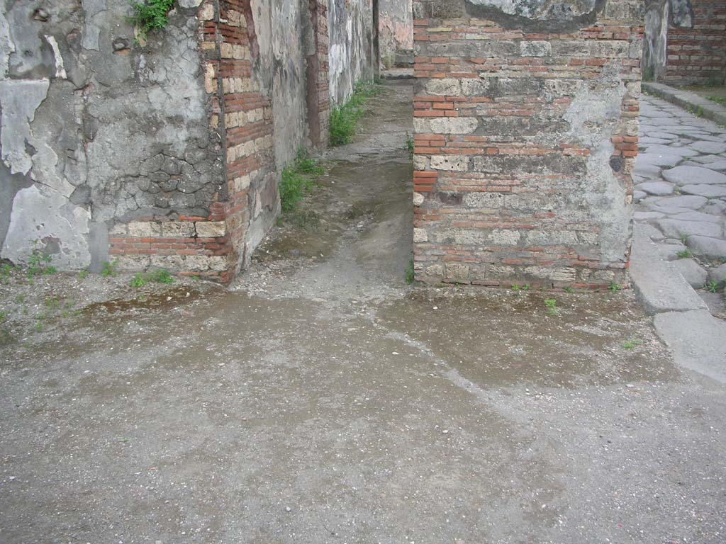 Porta Ercolano or Herculaneum Gate, Pompeii. May 2010.
Looking through east side of gate from north end on Via dei Sepolcri. Photo courtesy of Ivo van der Graaff.