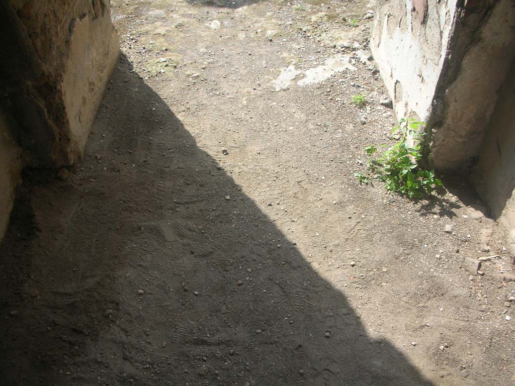 Porta Ercolano or Herculaneum Gate, Pompeii. May 2010.
Flooring on north end of south side of east side of gate. Photo courtesy of Ivo van der Graaff.